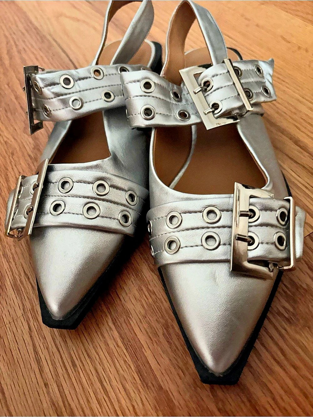 Silver Studded Buckle Pointed-Toe Shoes